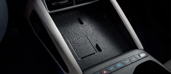 Carregador por indução no console do Atto 2
