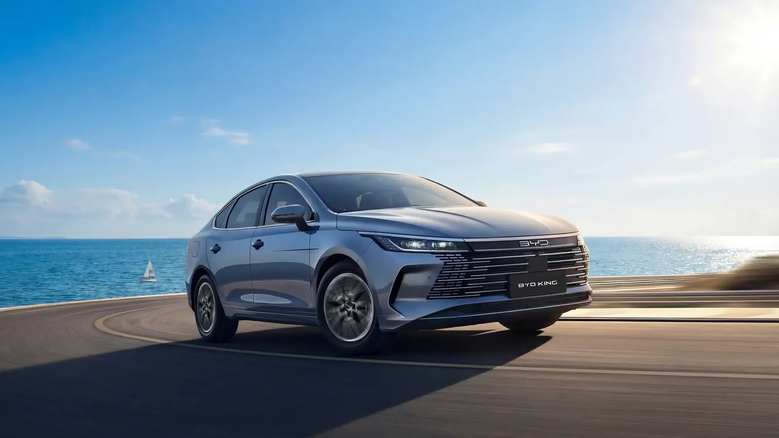 BYD King cinza à beira-mar