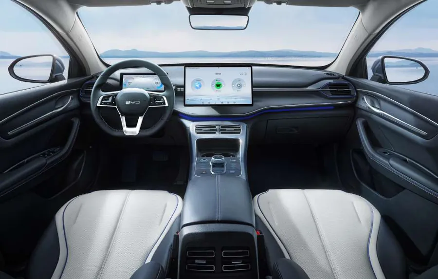 Interior Black and Gray do BYD King DM-i
