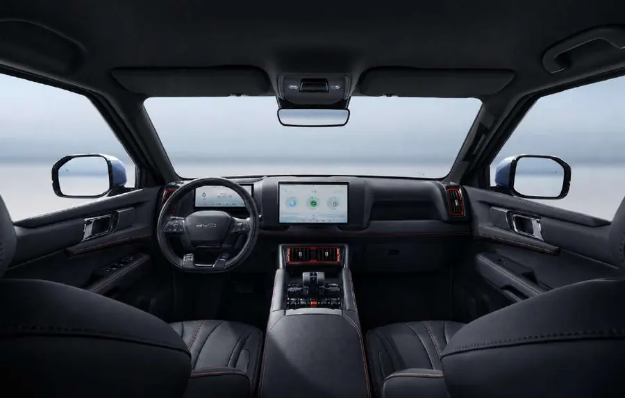 Interior Preto com costura laranja do BYD Shark