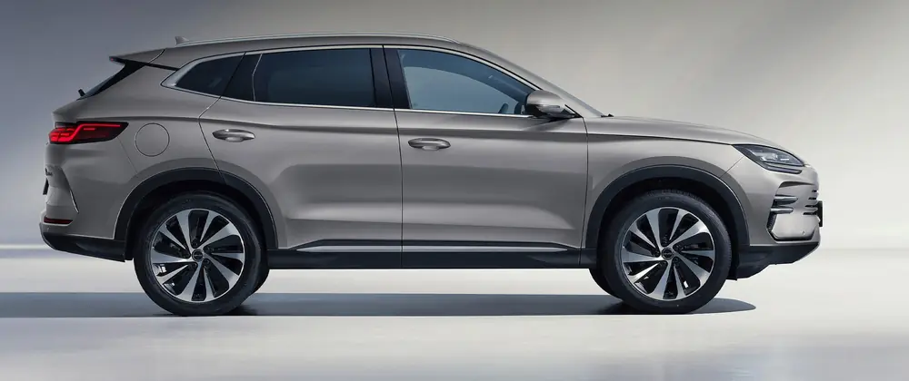 BYD Song Plus de perfil com as medidas: 4,78 m de comprimento, 2,77 m entre-eixos e 1,67 m de altura