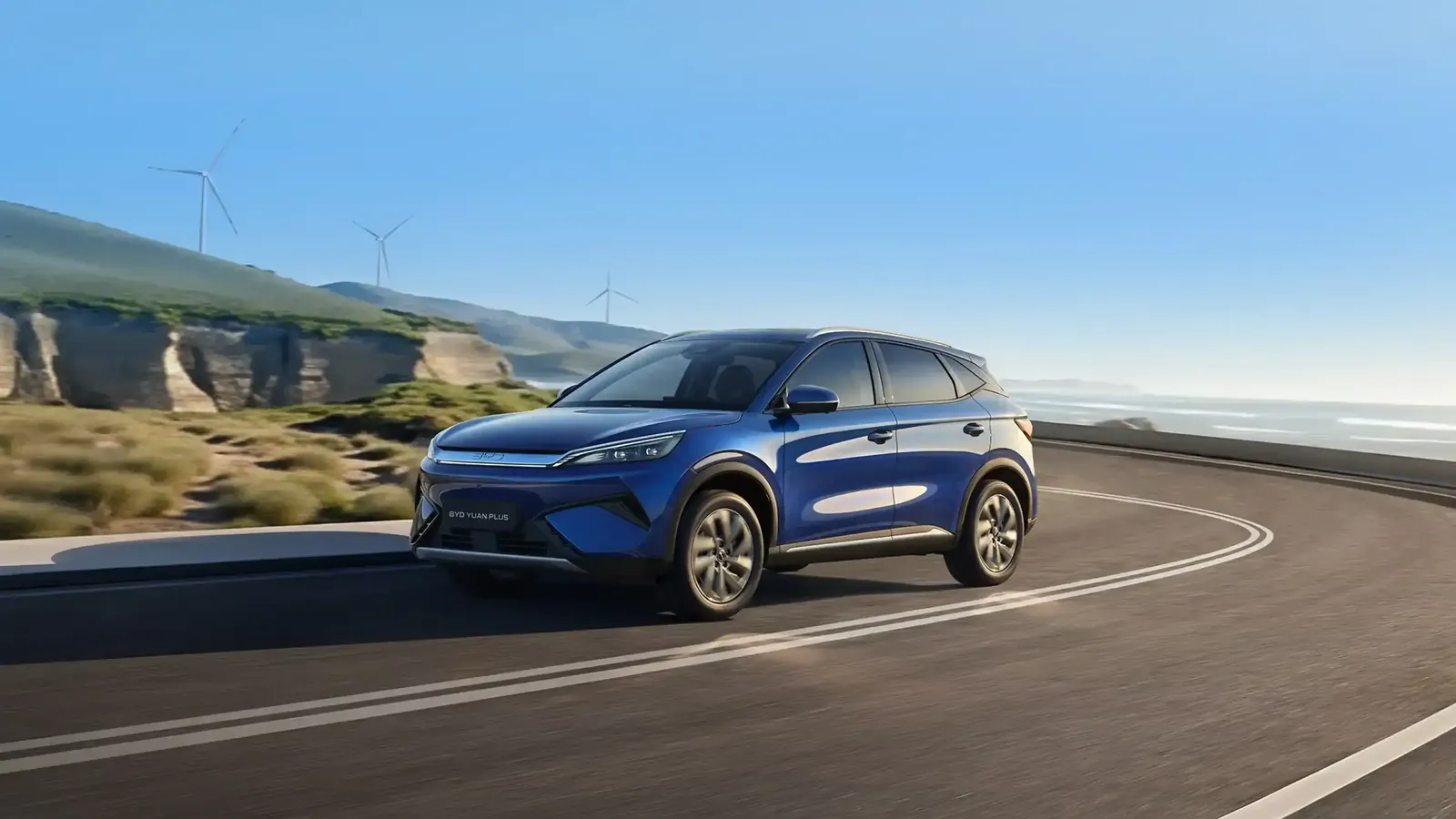 BYD Yuan Plus azul numa estrada à beira-mar
