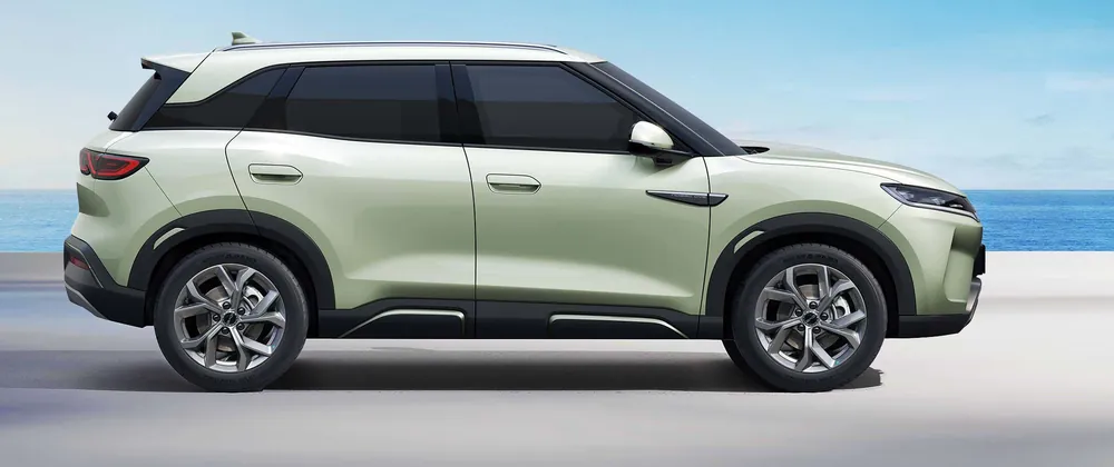 BYD Yuan Pro de perfil com as medidas: 4,31 m de comprimento, 2,62 m entre-eixos e 1,68 m de altura