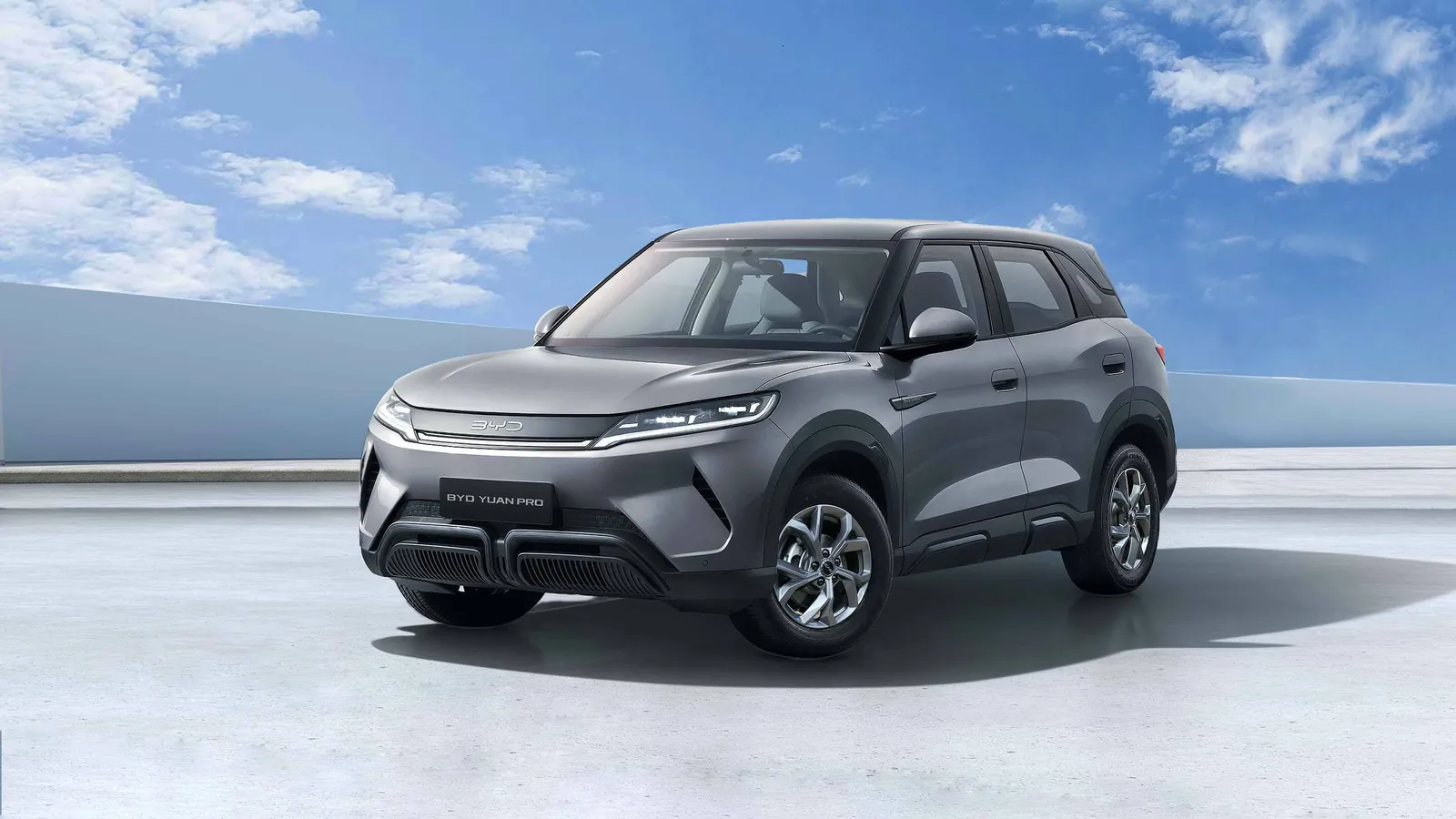 BYD Yuan Pro cinza estacionado
